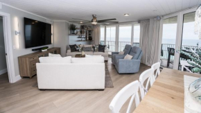 NEW Rental - 3BR 3BA Corner Beachfront - 2024 Remodel - 3 pools, tiki hut, gym, tennis